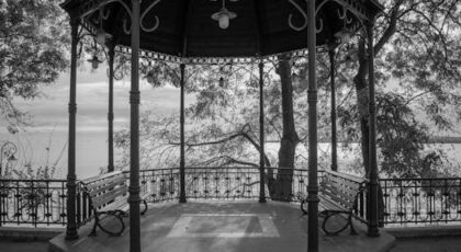 Membangun Gazebo Cantik dengan Atap Spandek Bening untuk Taman Anda