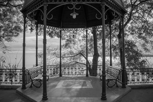 Membangun Gazebo Cantik dengan Atap Spandek Bening untuk Taman Anda